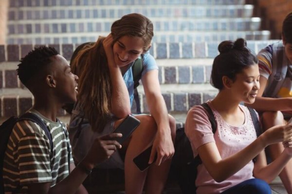 sohbet eden gençler