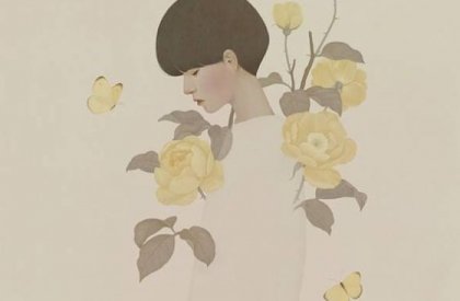 kadın ve beyaz çiçekler