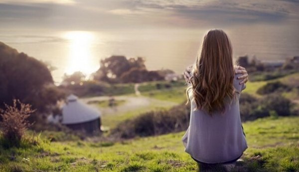 kadın köy manzarasına bakıyor