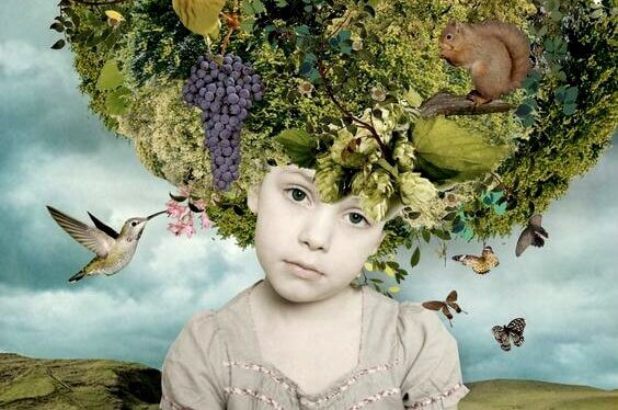 kafasında çiçekler olan bir çocuk