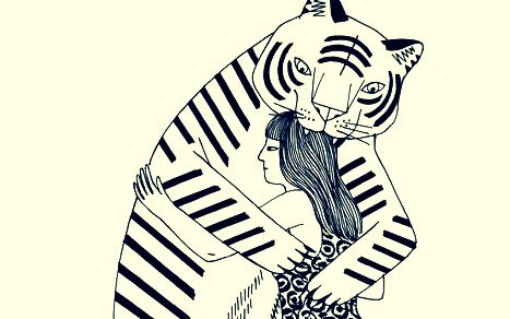 kaplana sarılan kız