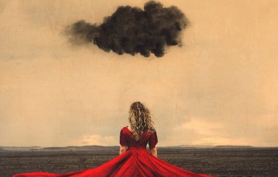 kırmızı elbiseli kadın ve kara bulut