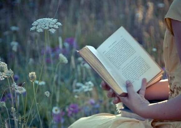 çiçeklerin arasında kitap okumak