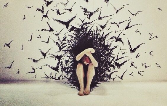 kuşlarla çevrili kadın
