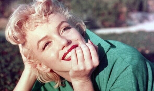 Marilyn Monroe gülümsüyor