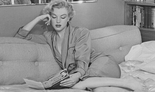 Marilyn Monroe kitap okuyor