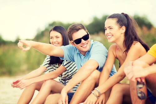 yan yana oturan genç insanlar