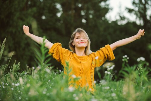 turuncu kazaklı kız