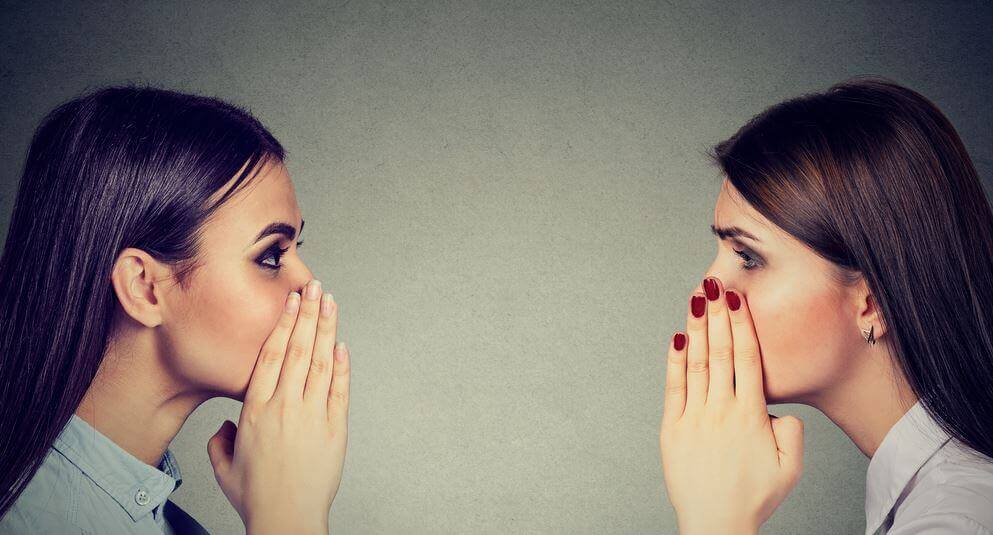 söylentileri yayan iki kadın