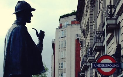 metro girişinde sherlock holmes