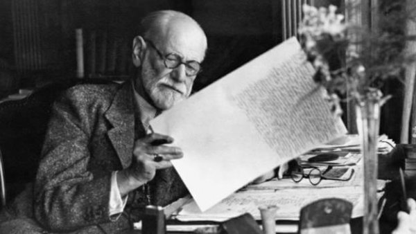 sigmund freud bir şey okurken