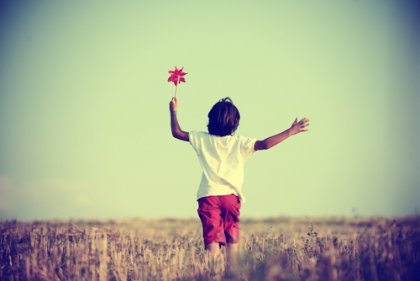 tarlada koşan çocuk