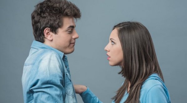 tartışan genç kadın ve erkek