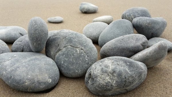 taşlar ve kum