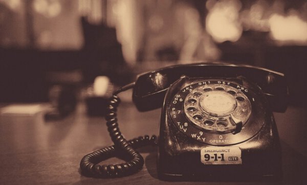 eski bir telefon