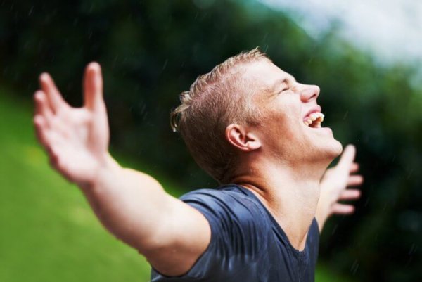 adam yağmurda mutlu