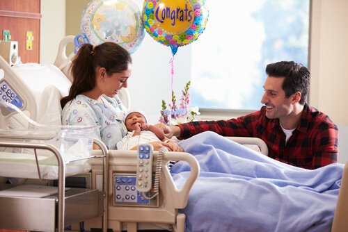 yeni doğan bebek ve ailesi hastane odasında