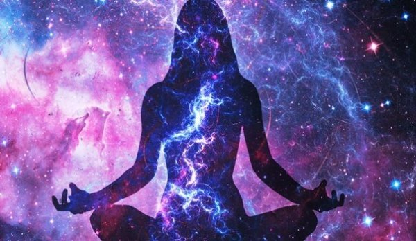 yoga pozunda oturan kadın