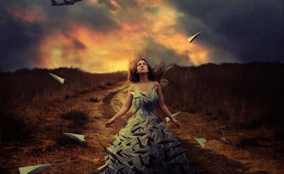 ağaçlarla çevrili kız