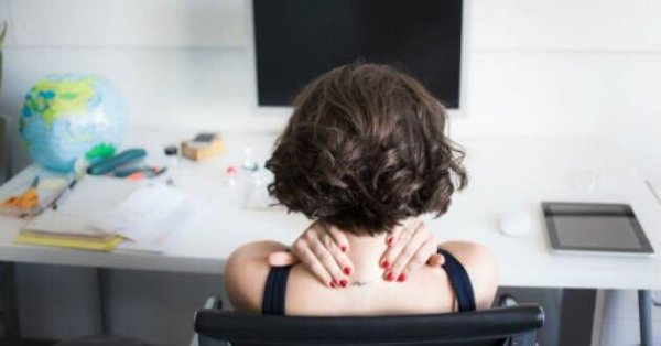 çalışırken dinlenen kadın