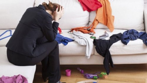 evi dağınık olan çalışan anne