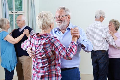 dans eden yaşlı çift