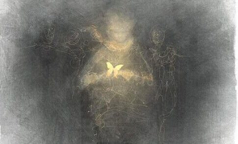 elinde kelebek tutan iyilik timsali cocuk