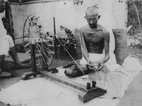 Gandhi ip eğirirken