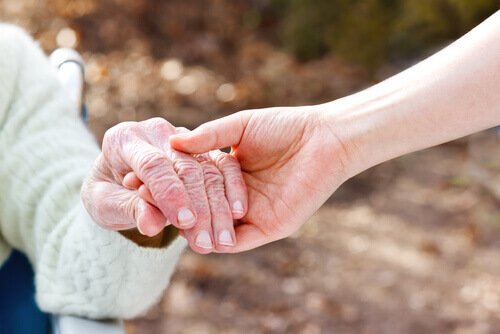 yaşlı bir kadının elini tutmak