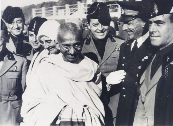 Gandhi ve mutlu insanlar