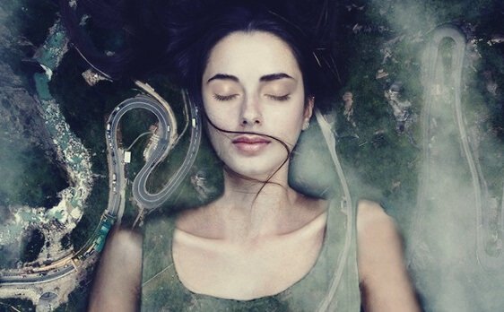 gözleri kapalı kız