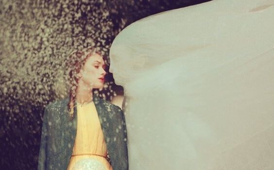 ağaca yaslanmış kadın