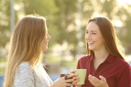 kahve içerken sohbet eden iki kadın