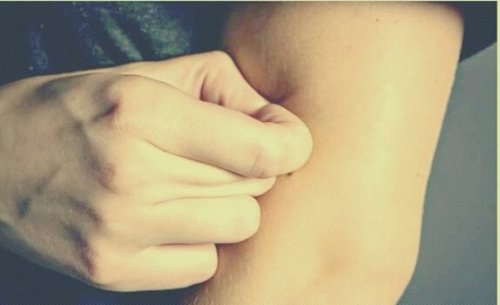 kolunu çimdikleyen kişi