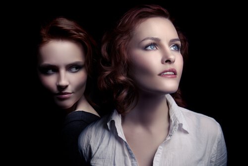 psikolojik manipülasyon teknikleri karanlıktaki iki kadın