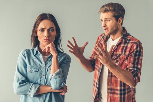 psikolojik manipülasyon teknikleri gaslighting bir kadın ve bir erkek tartışıyor