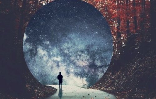 tünelin içinden yürüyen bir adam