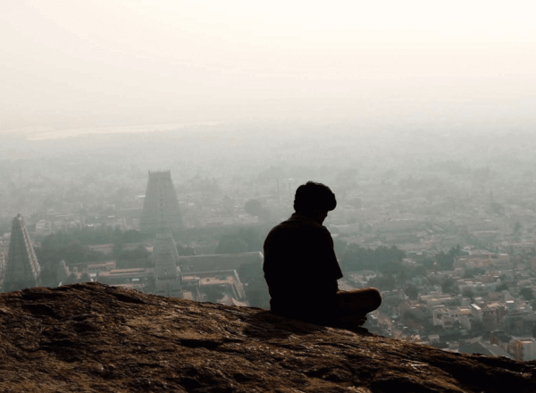 yalnızlıkla başa çıkan adam