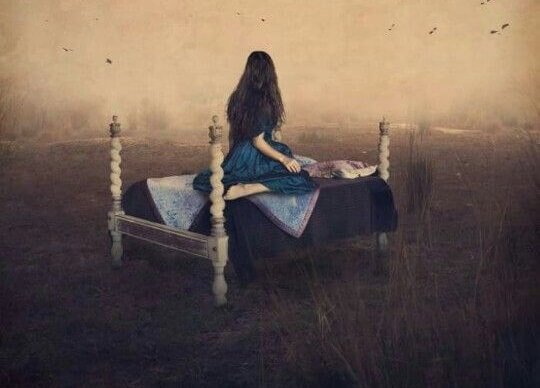 yatağında oturan kız