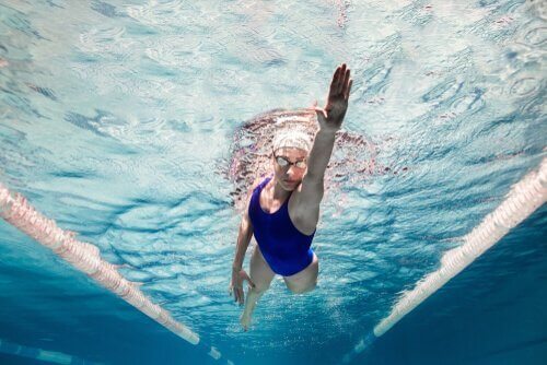 yüzücü kadın yüzmenin psikolojik faydaları