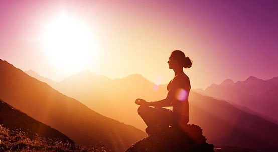zekanızı güçlendirmek kadın doğada meditasyon yapıyor