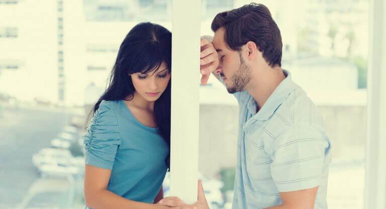 adam ve kadın duvarın iki tarafında kalmış