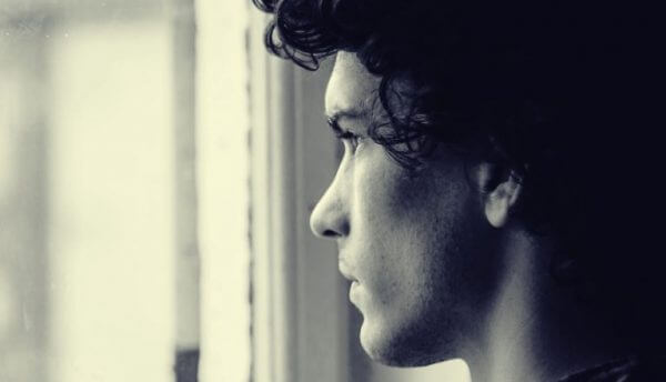 Annesiyle yaşayan yetişkin erkek