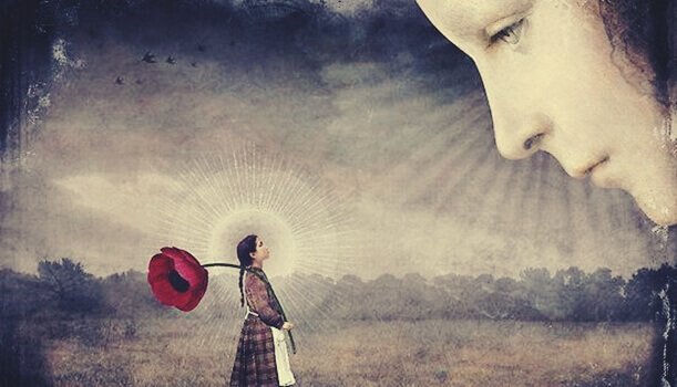 bir kız elinde gül ile bir kadına bakıyor