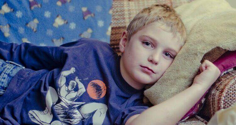 çocuk kanepede yatıyor