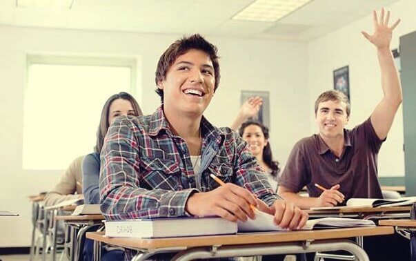 sınıfta öğrenci öğretmenini dinliyor