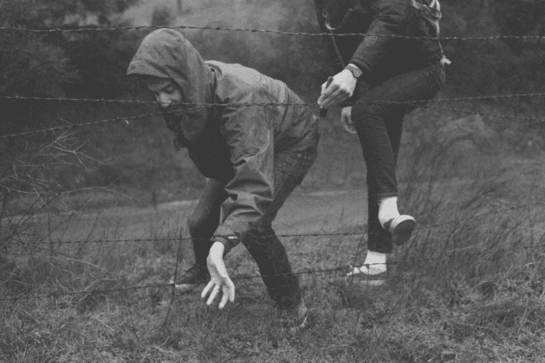 dikenlerden geçmeye çalışan arkadaşlar