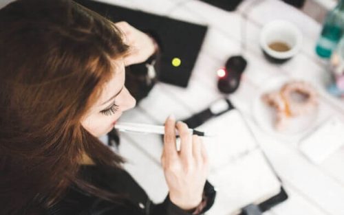 çalışan kadın düşünüyor