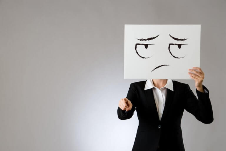 kadının elinde üzgün surat emojisi var