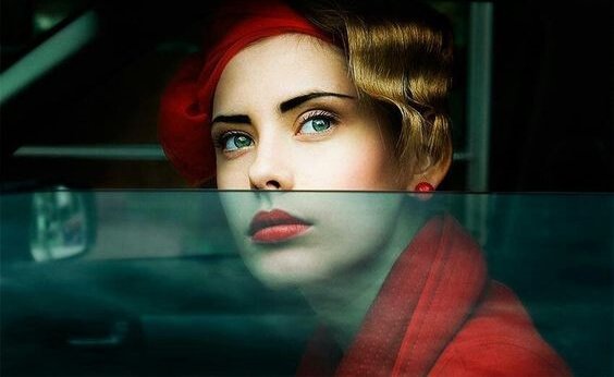 fortunata sendromu kırmızı rujlu kadın arabanın camından dışarı bakıyor